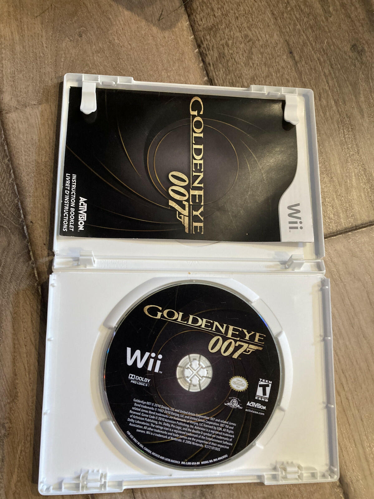 007 GoldenEye (Nintendo Wii, 2010) CIB COMPLETE