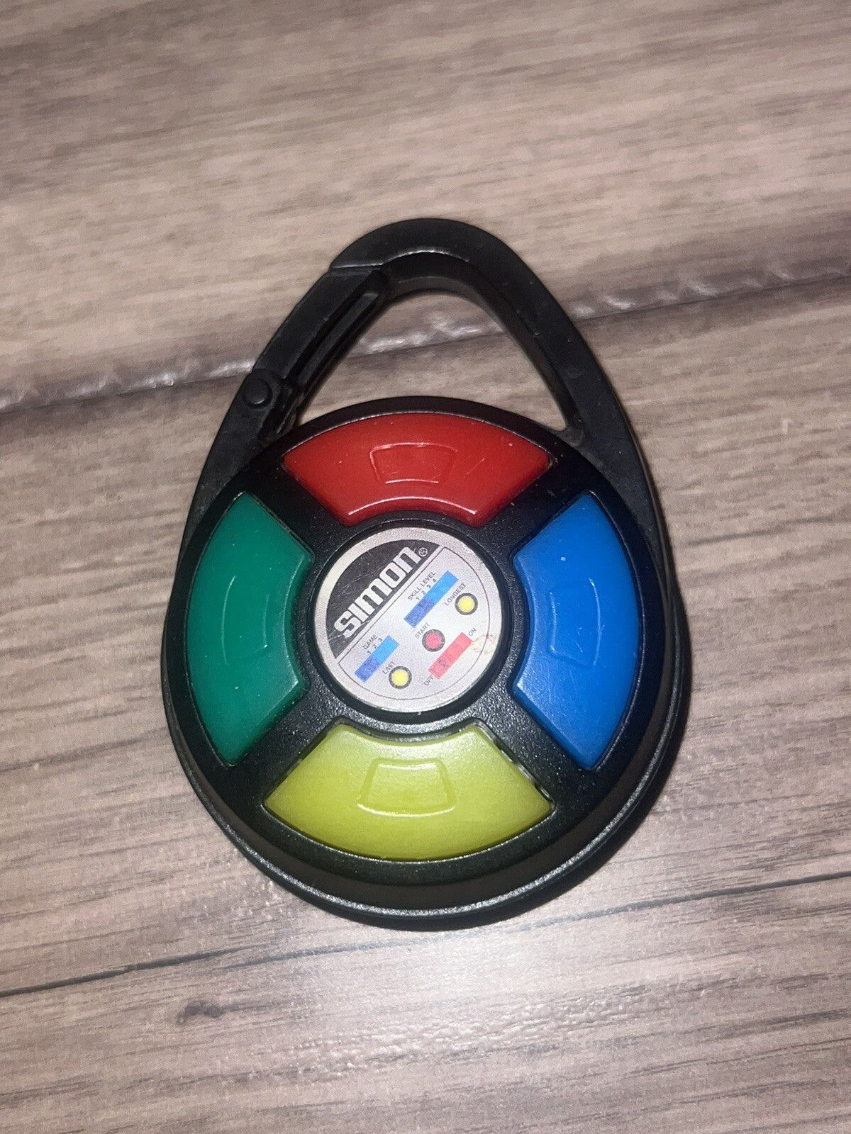 Hasbro 2009 Simon Carabiner Handheld Electronic Travel Game