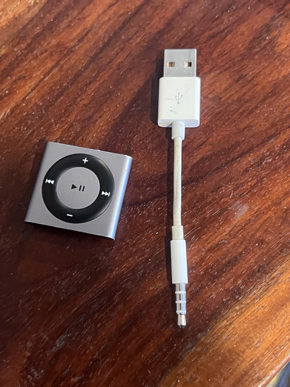 Apple iPod Shuffle 4th Generation 2GB SILVER Working With Charger