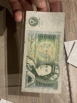 Bank of England One Pound Bank Note Queen Elizabeth II Sir Isaac Newton