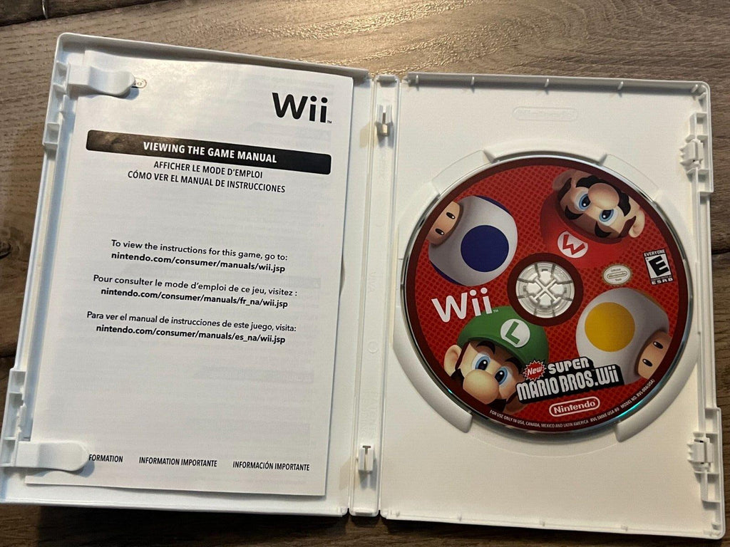 New Super Mario Bros. Wii: White Case Different Artwork (Nintendo Wii, 2009) CIB