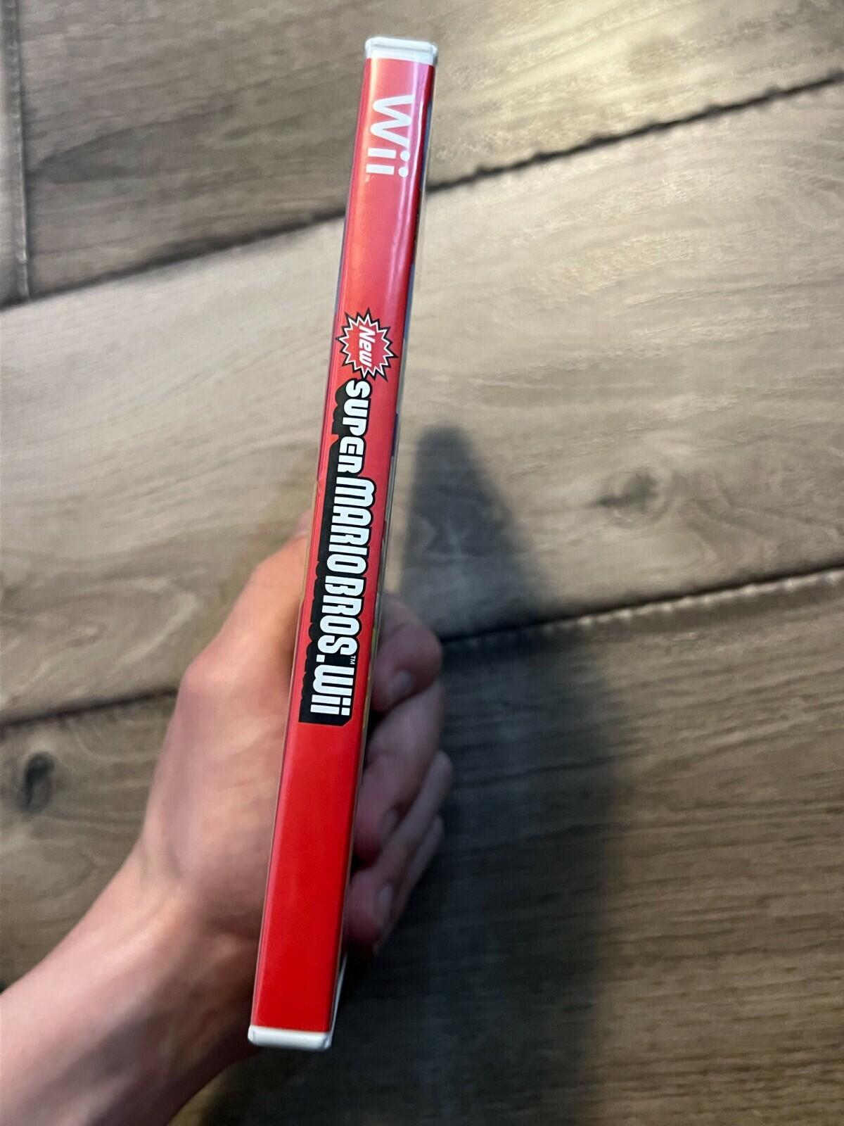 New Super Mario Bros. Wii: White Case Different Artwork (Nintendo Wii, 2009) CIB