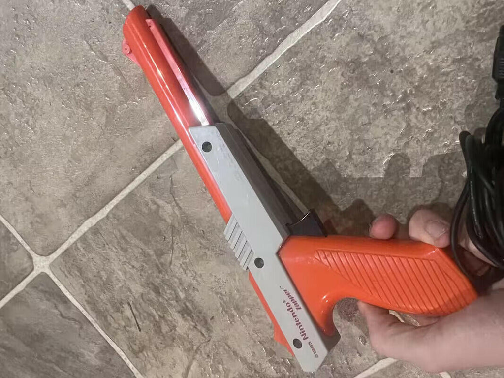 Original 1985 Nintendo NES Zapper Duck Hunt Gun NES-005 Orange Very Nice
