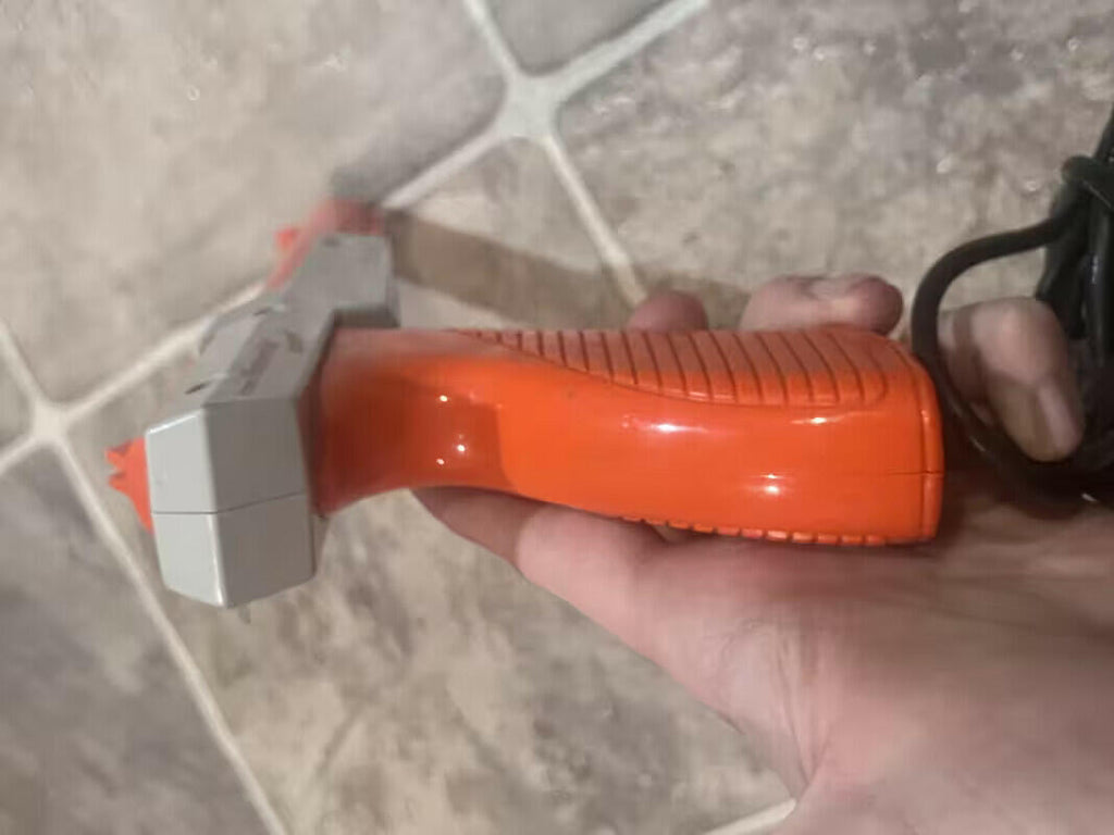 Original 1985 Nintendo NES Zapper Duck Hunt Gun NES-005 Orange Very Nice