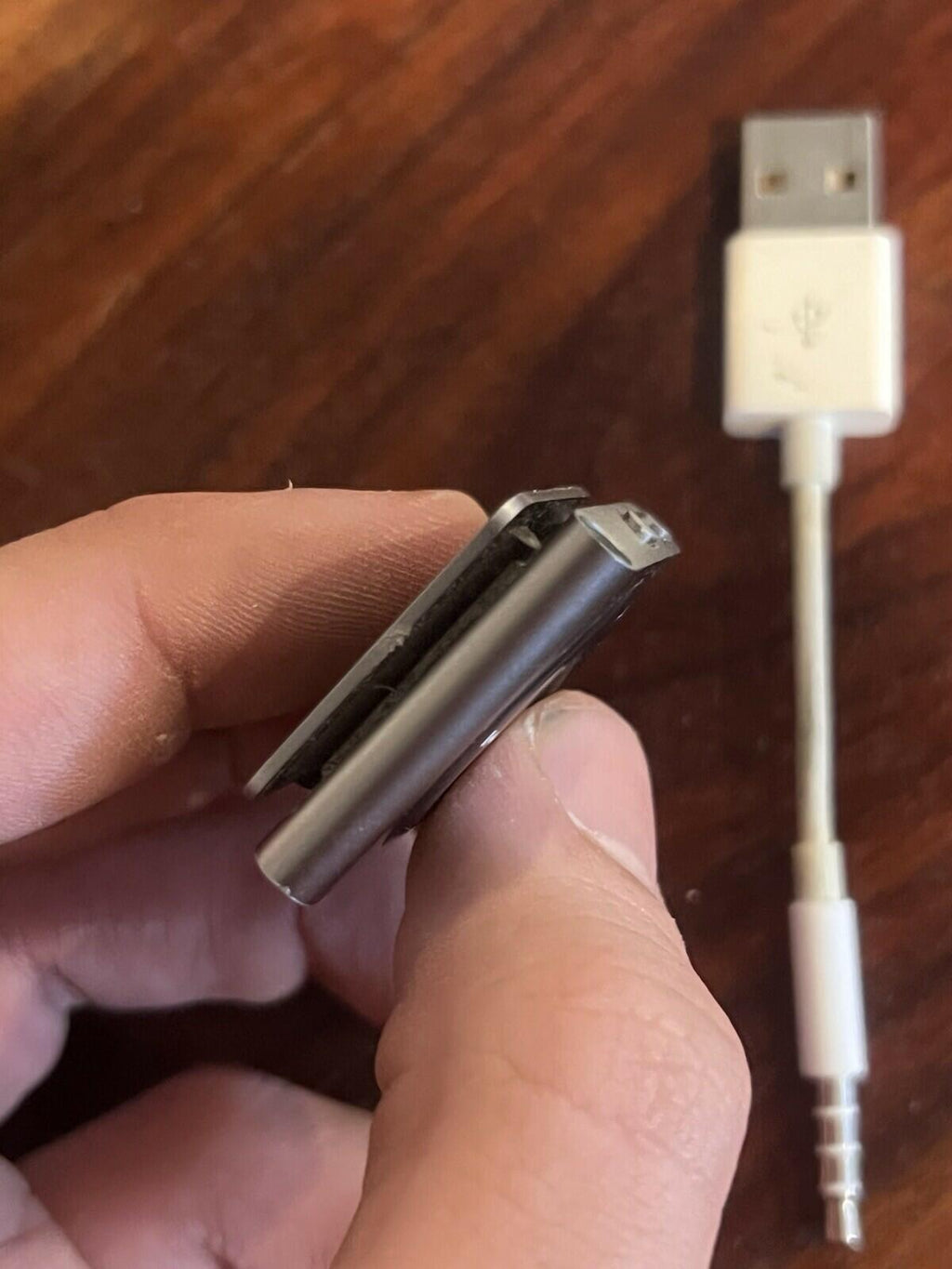 Apple iPod Shuffle 4th Generation 2GB SILVER Working With Charger