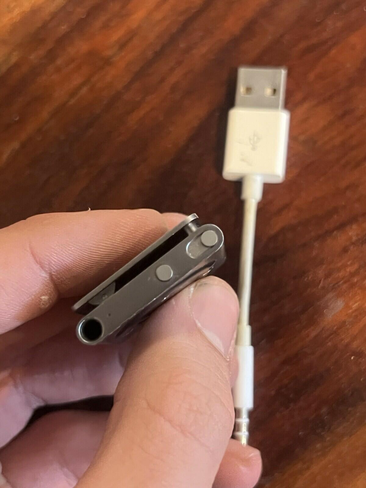 Apple iPod Shuffle 4th Generation 2GB SILVER Working With Charger