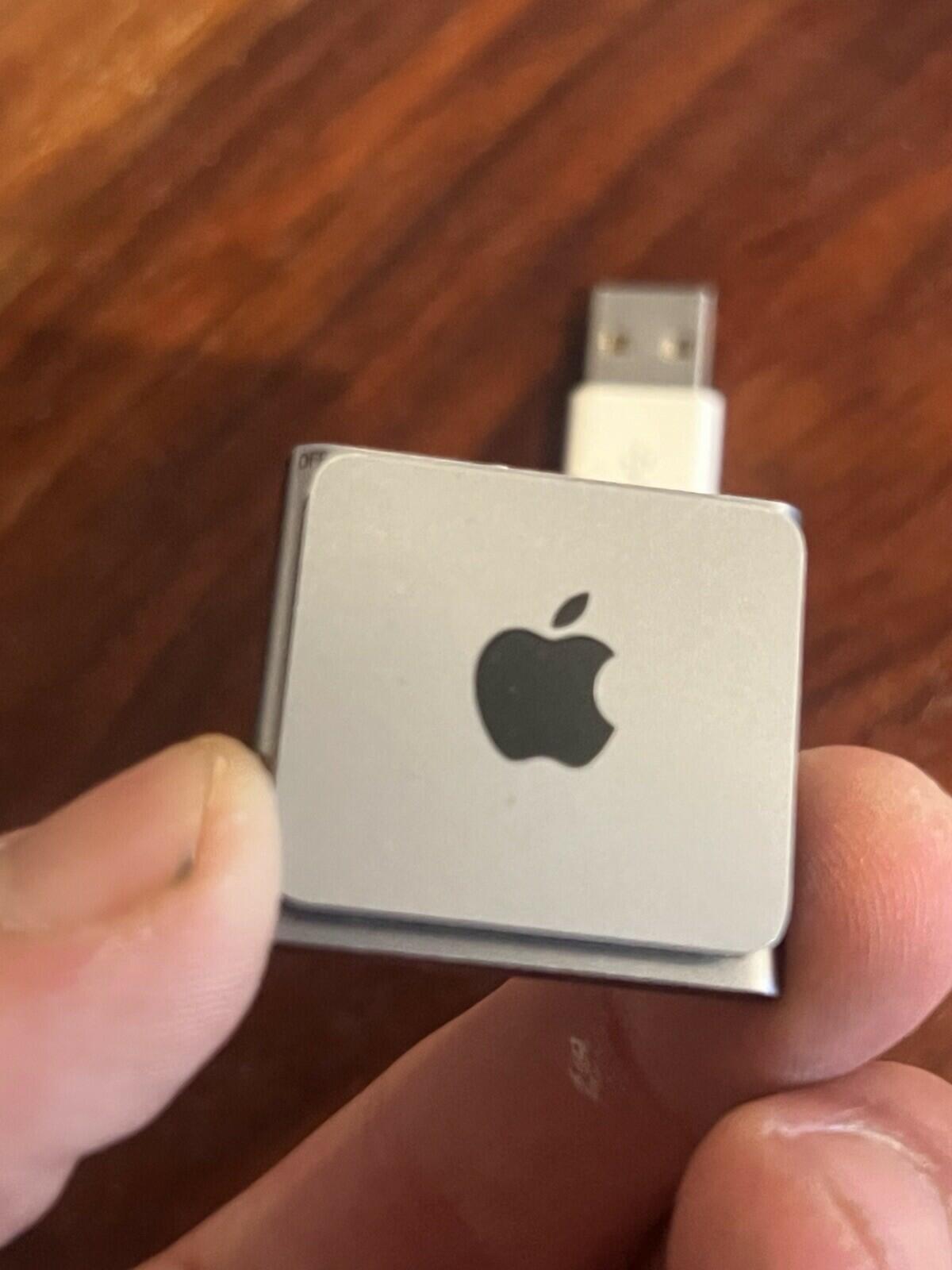 Apple iPod Shuffle 4th Generation 2GB SILVER Working With Charger