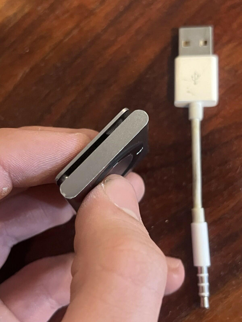 Apple iPod Shuffle 4th Generation 2GB SILVER Working With Charger