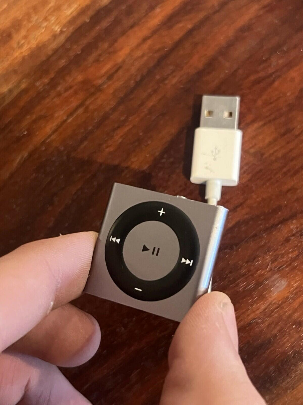 Apple iPod Shuffle 4th Generation 2GB SILVER Working With Charger