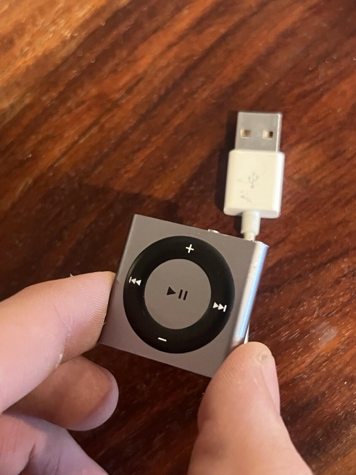 Apple iPod Shuffle 4th Generation 2GB SILVER Working With Charger