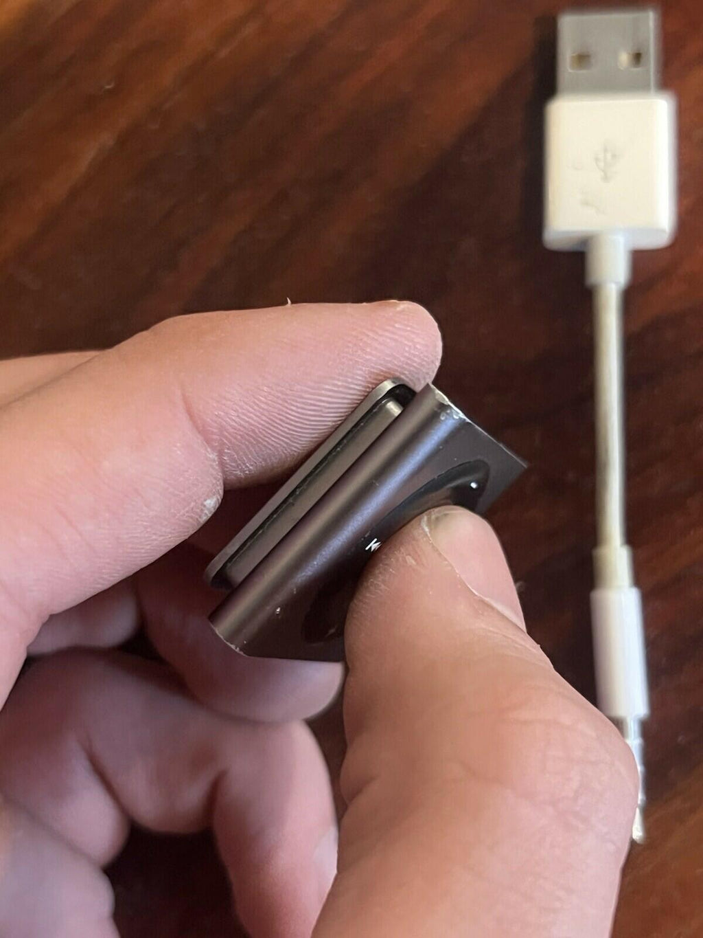 Apple iPod Shuffle 4th Generation 2GB SILVER Working With Charger